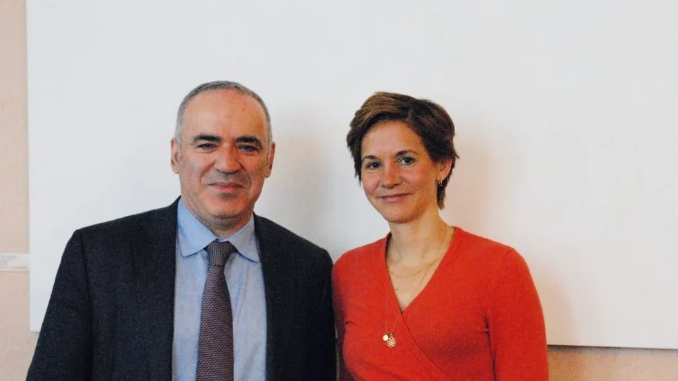 Maria Weimer (t h) tillsammans med Garry Kasparov. Foto: Jonatan Ohlin