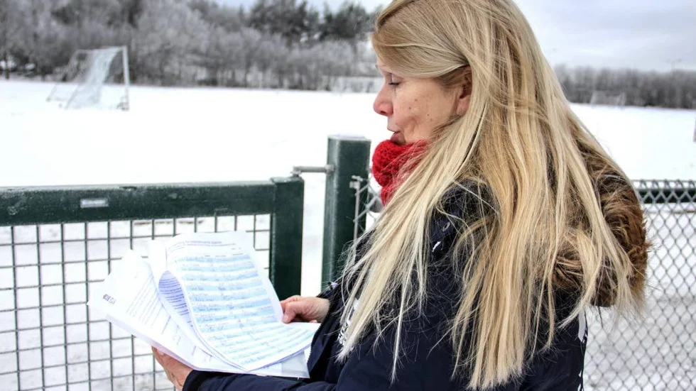 Upprörd. Förskolechefen Laine Christina Karlsson tycker att kommunen borde sätta upp bullerskydd vid Tycho Hedéns väg.