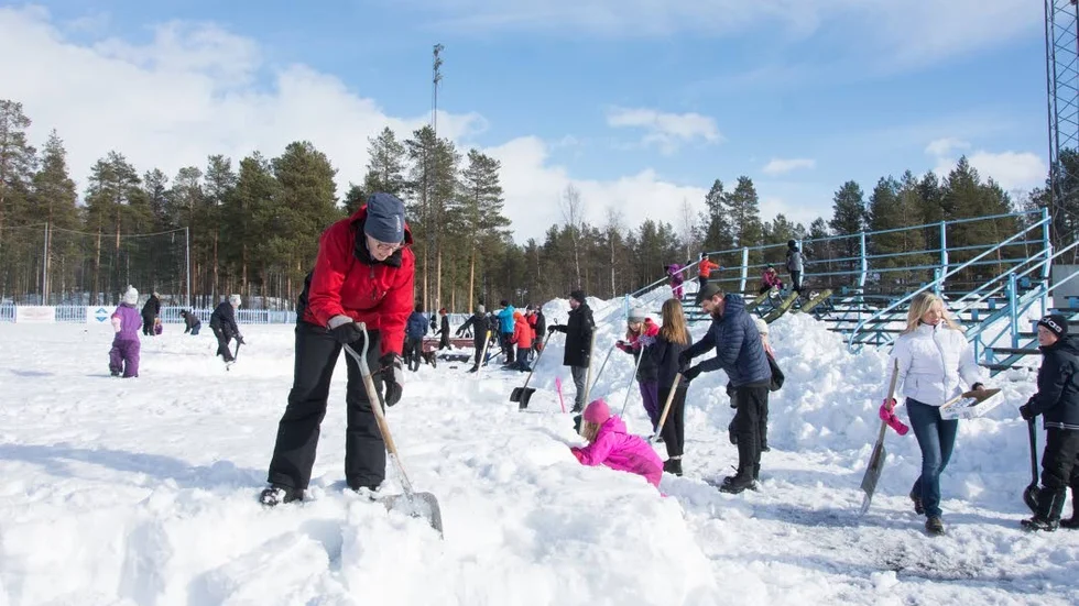 Frivilliga skottade Hertsö IP i helgen. Nu ska kommunen ploga planen.