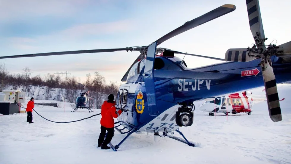 Polisens helikopter ska undsätta mannen i Singisstugorna.