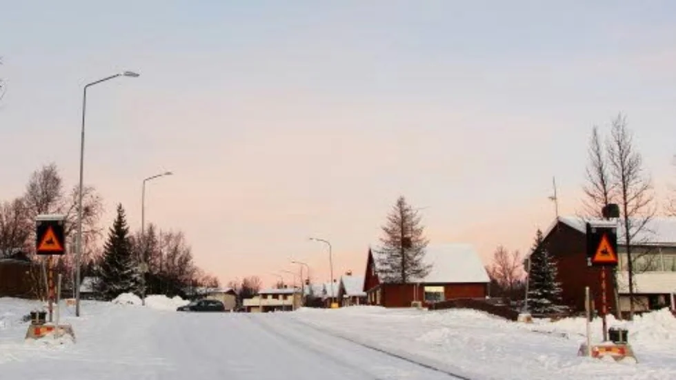 VARNINGSSIGNAL. I ett pilotprojekt mellan Kiruna kommun och Trafikverket testas ett varningssystem vid skoterpassager.