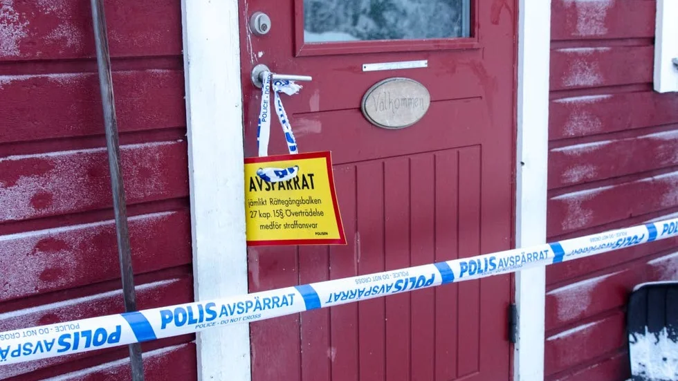 I en bostad i utkanten av centrala Gällivare påträffades en svårt knivskuren man natten mot den 5 januari i år. På samma plats greps en misstänkt gärningsman.