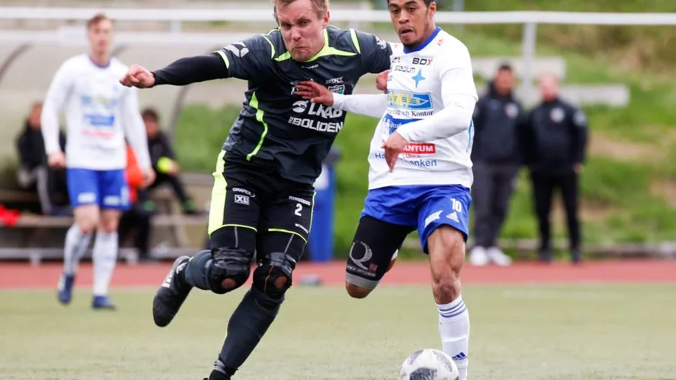Besegrade. 
Mikael Jannoks (till vänster) GMFF föll i höstpremiären.