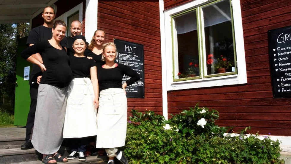 Personal. Andreas Krekula, Ida Ask, Dan Äkäslompolo, Suporn Fredriksson, Emma Kröker och Julia Palo Fängvall är dagen personalstyrka på Kolarens café.