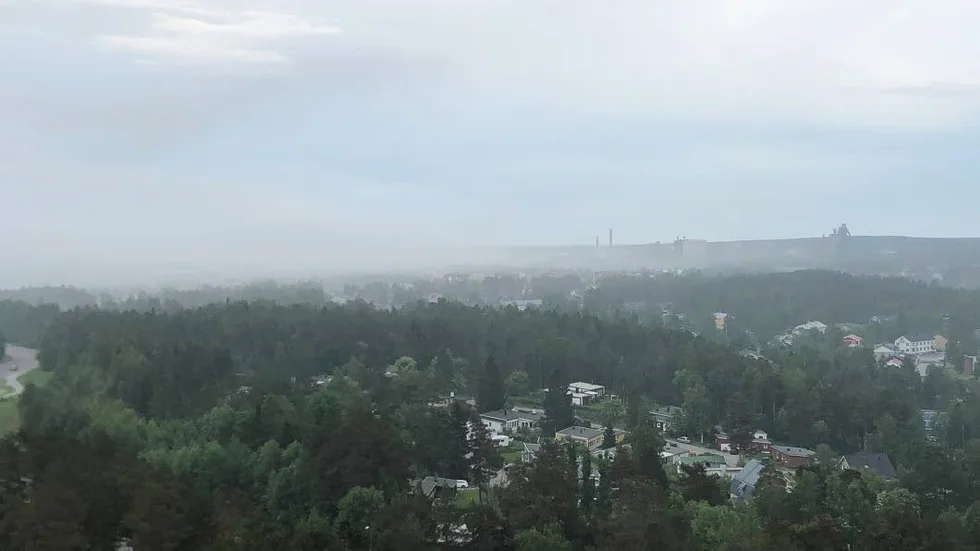 Ett stort svavelmoln kunde ses över Luleå på måndagskvällen. Men framförallt märkte man det med näsan.