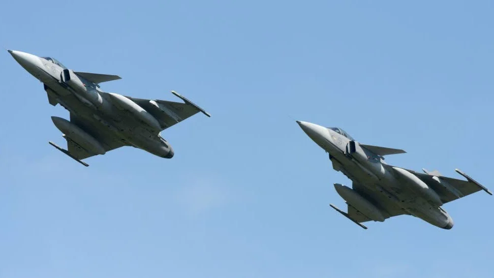 Två JAS 39 Gripen från F 21 i Luleå kommer flyga över Norrbotten.