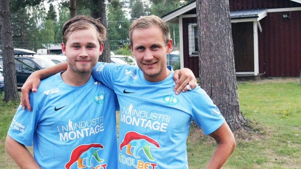 Kompisarna som ordnade Harads första seger. Nils Frisk till vänster gjorde målet och Oscar Stjernquist spelade fram.