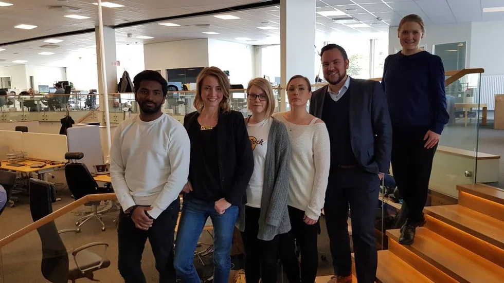 På bild: Kim Högberg, digital strateg, Johanna Blylod Marknad- säljchef, Hannah Hedalm Grafisk formgivare, Jessica Sten copy- och contentansvarig, Tobias Lindfors Koncern VD och Erica Gelfgren grafisk formgivare.