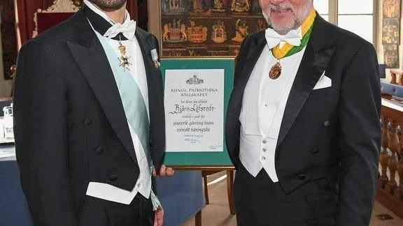 Prins Carl Philip tillsammans med pristagaren Björn Löfstedt.