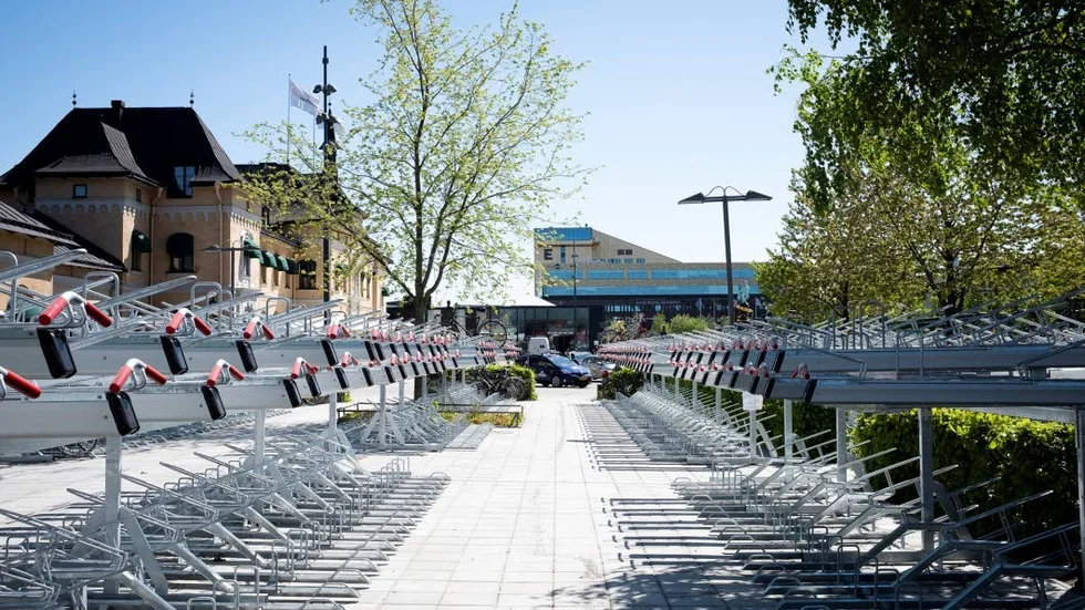 Cykelparkeringen vid Resecentrum är nu utrustad med tvåvåningsställ.