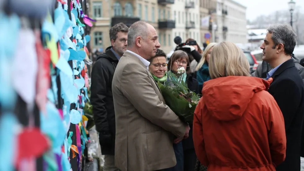 Kommunalrådet Ann-Sofie Hermansson (S), energiminister Ibrahim Baylan (S) och ordföranden i Göteborgs judiska församling Allan Stutzinsky utanför Göteborgs synagoga efter brandbombsattacken förra året.