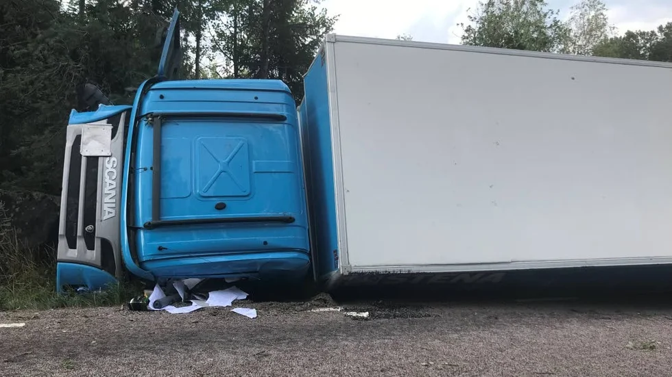 Föraren som körde lastbilen behövde inte åka till sjukhus.