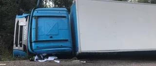 Lastbil blockerade vägen - hamnade i diket
