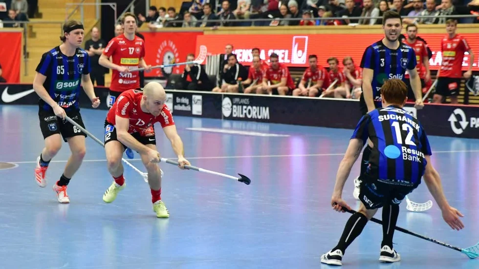Storvretas Henrik Stenberg, här i en av kvartsfinalmatcherna mot Helsingborg, gjorde två mål när Sveerige avslutade Euro Floorball Tour med att besegra Schweiz.