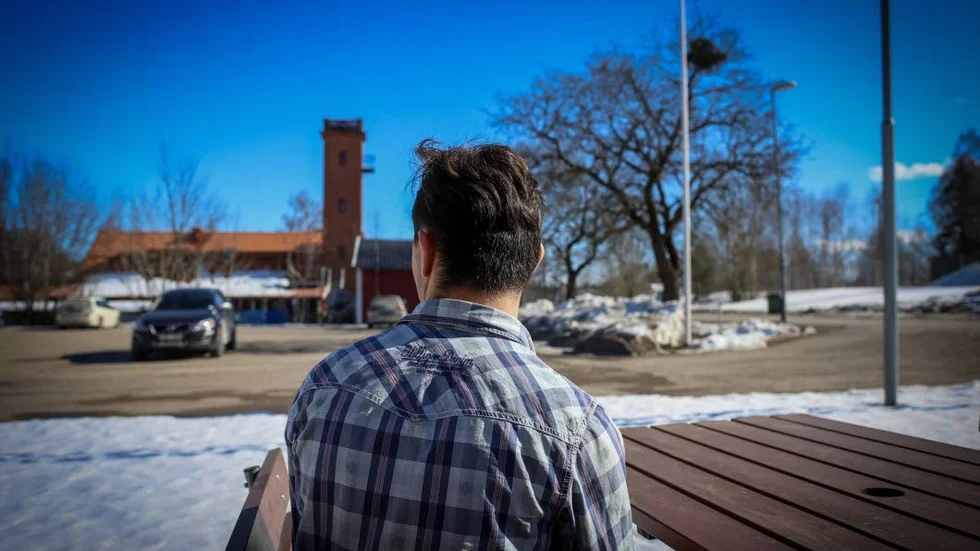 Osäker. Tillvaron i Sverige har gått från hoppfull till total osäkerhet för Haroon Mortazi. Han går med på att medverka med namn, men vill inte bli igenkänd.