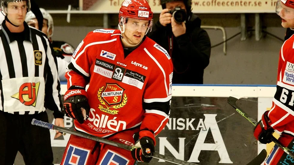 Tobias Hage fanns med när Almtuna tränade på is under måndagen.