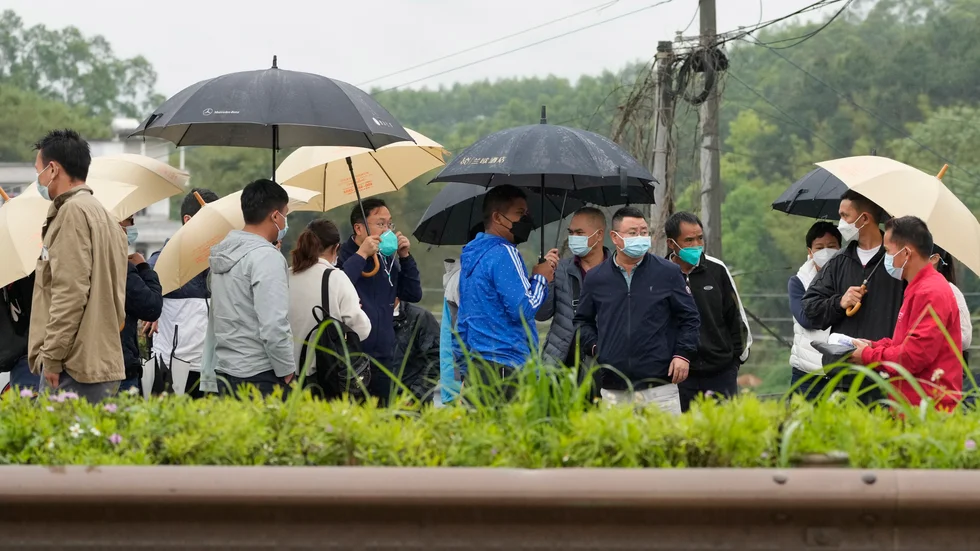 Anhöriga till passagerare på China Easterns flight 5735 i närheten av olycksplatsen i provinsen Guangxi.