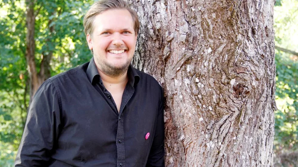 Mikael Waldenmark, förstanamn på Feministiskt initiativs lista i Enköping, vill att kommunen investerar i barnomsorg och landsbygdsnära hyresrätter.