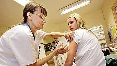 Birgitta Sivertzdotter Ahlstedt ger vaccin till kollegan Cathrine Redander.