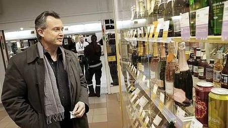 Sista lappen. "Det är lite nostalgikänsla", säger Per-Olof Forsblom, som kommit till systembutiken i Gottsunda för att handla en flaska champagne.