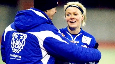 LINKÖPING 20081101

Final i Svenska Cupen i fotboll för damer. Linköpings FC - Umeå IK på Folkungavallen i Linköping.

Målskytten Josefine Öqvist kramas om av tränaren Daniel Pettersson när hon blir utbytt i slutminutrarna.

Foto: Stefan Jerrevång / SCANPIX / Kod 60160