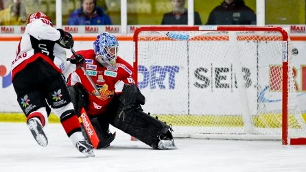 Växjö 2010-03-25 Ishockey Kvalserien 2010 Omgång 3 Växjö Lakers - Almtuna IS : Almtuna 10 Fredrik Vestberg sätter den avgörande straffen i straffläggningen mot Växjö. Målvakt är 69 Oscar Ahlsenfelt. (Foto: Henrik Johansson, Pic-Agency.com)
