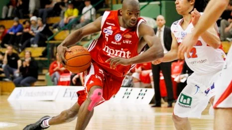 2010-03-23 Basket Kvartsfinal Sundsvall Dragons - Uppsala Basket nr 5 howard frier i anfall (Foto: Pär Olert, Pic-Agency.com)