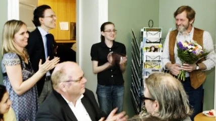 Stående från vänster: Ida Lidegran och Mikael Alm, representanter från beredningsgruppen och Ulrika Sahlström, institutionens studeranderepresentant, meddelar den glada nyhet att Jonas Holmstrand, universitetslektor och docent i nya testamentets exegetik, får pedagogiska priset inom området teologi, humaniora och lärarutbildning 2010.