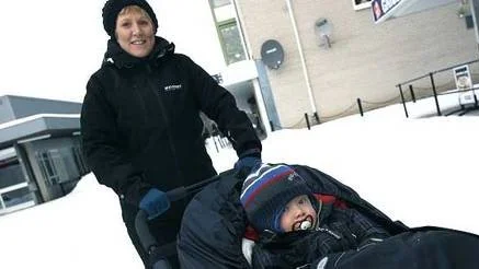 Nina Lindberg, här med sonen Alwin, vill bevara grönområdena i Årsta men har inget emot om det byggs höghus i närheten av Årsta centrum.