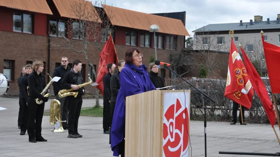 Demonstration och tal i Gimo på första maj. Birgitta Dahl (S) var en av talarna.