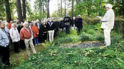 Många kom för att höra om Ulleråkers begravningsplats i det fina höstvädret.