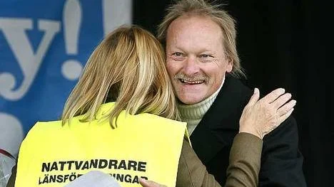 Björn Bladbäck blev den förste som fick utmärkelsen Årets trygghetshjälte i Uppsala. Här får han ta emot prischecken på 10 000 kronor av Ann-Christin Norrström, vd för Länsförsäkringar Uppsala.
