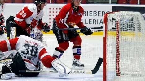 Robert Kimby ser sitt 2-0 gå in. Mark Owuya stäcker sig utan att nå.