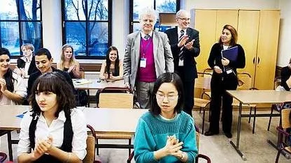 EU-delegaterna Jean-Louis Auduc och Brunella Fiore besökte Katedralskolan. På bilden även Sven Jonsson t f rektor på Katedralskolan.