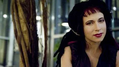 Sofi Oksanen får 450 000 kronor och tänker lägga åtminstone en del av summan på att byta rören i sin nyinköpta lägenhet.