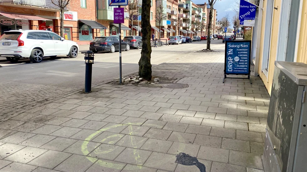 De målade cykelförbuden utmed Fredsgatan börjar försvinna. 