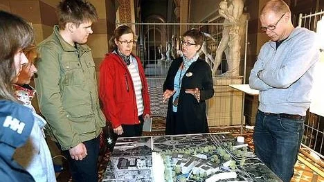 Anna och Erik Karlsson diskuterar ett av de utställda förslagen för Blåsenhus tillsammans med Pia Aronsson, Akademiska hus.