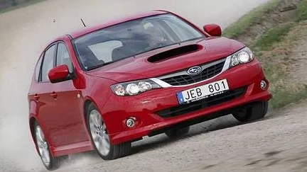 Uppvuxen på rallyvägar trivs Subaru Impreza också bäst på grus.