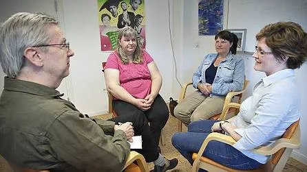 Olle Dahllöf i samtal med Carina Ohlsson, Jenny Finkelstein och klinikchefen Anna-Cari Lindh.