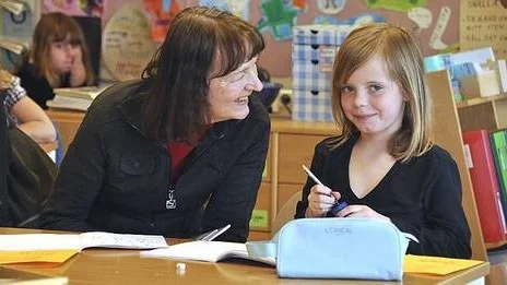Catharina Tjernberg, specialpedagog på Örsundsbroskolan och Filippa Lundin, åk 1.