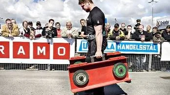 Mikael Hoffner kånkar på två järnväskor vägandes 150 kilo styck.