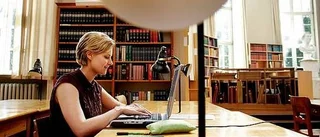 Några få studenter inne i skuggan