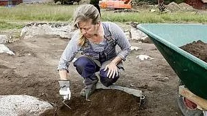 Arkeologen Ylva Bäckström är en av arkeologerna på Gamla Uppsala museum som just nu gräver ut området vid kvarteret Berget i Gamla Uppsala. I slutet av september väntas arkeologerna kunna dra fler slutsatser kring livet under äldre järnåldern i Uppsalatrakten.
