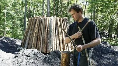 Jan Lundvall ser till att den gamla kolartraditionen lever vidare. På fredag kväll bjuds det på kolbullar till tonerna av uppländska spelemän.