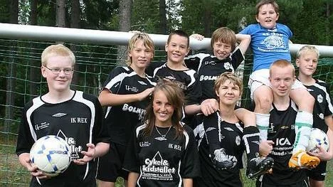 Ronja Holmgren tränar IK Rex Pojkar 13. Här med ungefär halva styrkan:  från vänster Johan Trohlin Isaksson, Rasmus Holmgren, Erik Hållkvist, Johan Gunnarsson, Thomas Ekström, Fredrik Bellqvist, Marcus Trohlin Isaksson och Andreas Granat.