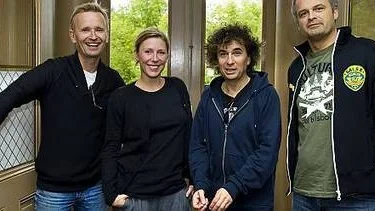 Johan Ulveson, Cecilia Wrangel, Johan Rheborg och Magnus Uggla sjunger, dansar och spexar i sin gemensamma show.