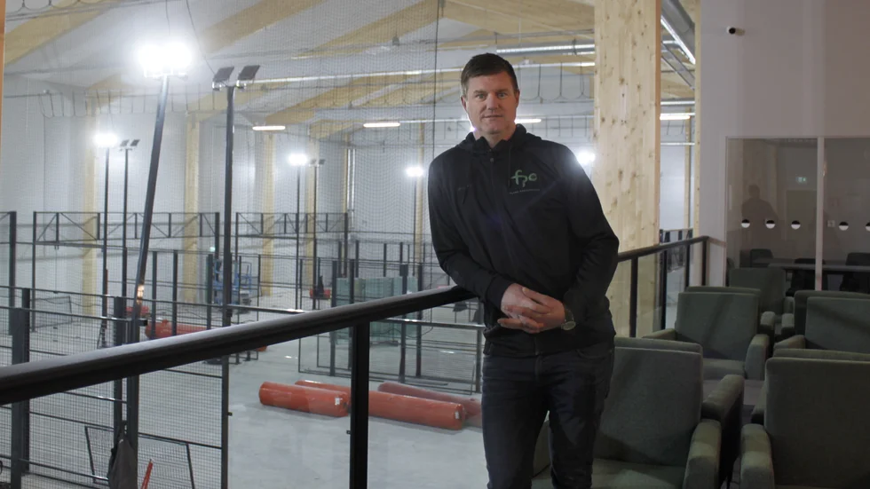 Daniel Tillnell spelar padel en eller ett par gånger i veckan. Snart kan han välja mellan den egna hallen i Katrineholm – och den nya i Flen. Här står han i den övre loungen med utsikt över banorna.