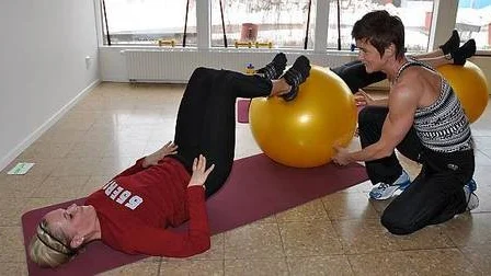 Charlotte Carlsson blir instruerad av Anette Svinghammar under prova på-dagen vid Östervåla sporthall.