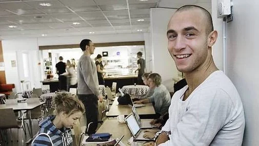 Mustafa Abdo, 17 år, är äldst av fyra syskon och har aldrig känt behovet av att gå bakom ryggen på sina föräldrar.