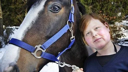 Karoline Söderlind med 12-åriga ponnyvalacken Whisper, en av ridskolans 39 hästar.